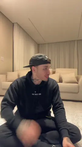A post by @ibrunoguilherme on TikTok caption: Tapetinho da sala chegou 😁