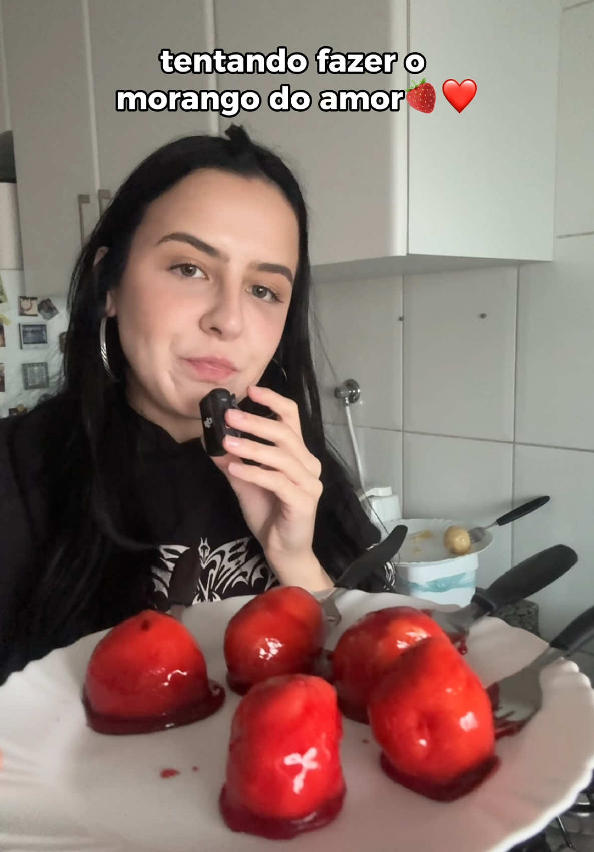 A post by @doarda on TikTok caption: tentando fazer morango do amor🍓❤️