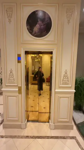 A post by @siscakohl on TikTok caption: bonjour de Paris 🇫🇷 #paris #france 