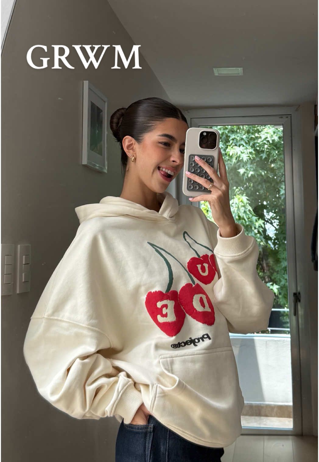 A post by @mariaacastaneda on TikTok caption: Resultados fabulosos porque me gustó todo hoy 🤗  #grwm #makeup #hoodie #outfit #mariacastañeda #cejasdelgadas #trend #fyp