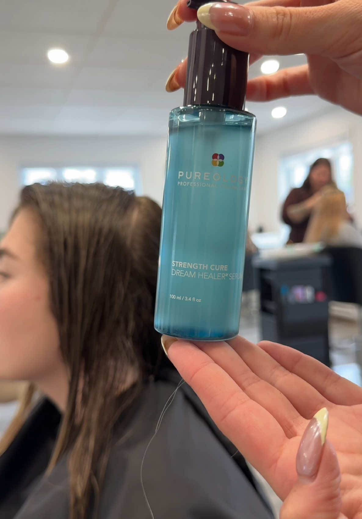 A post by @kikimlanglois on TikTok caption: ✨ Aujourd’hui, j’ai eu le plaisir d’utiliser mes produits chouchous de la gamme Strength Cure by @pureologycanada 💙 Cette routine puissante aide à restaurer jusqu’à 99 % de la force naturelle des cheveux, grâce à une réparation en profondeur et des propriétés fortifiantes qui agissent à plusieurs niveaux. Voici les étapes de ma routine : 1️⃣ Shampooing 2️⃣ Revitalisant 3️⃣ Sérum sans rinçage 💧 Le sérum est ultra léger, s’absorbe instantanément et laisse les cheveux visiblement moins abîmés dès la première utilisation. Le sérum sort le 1 juin  Un vrai coup de cœur pour des cheveux plus forts, plus doux, et visiblement en santé ! 💪💫 #Pureology #StrengthCure #HairCareRoutine #CheveuxForts #SoinsCapillaires #SalonLove