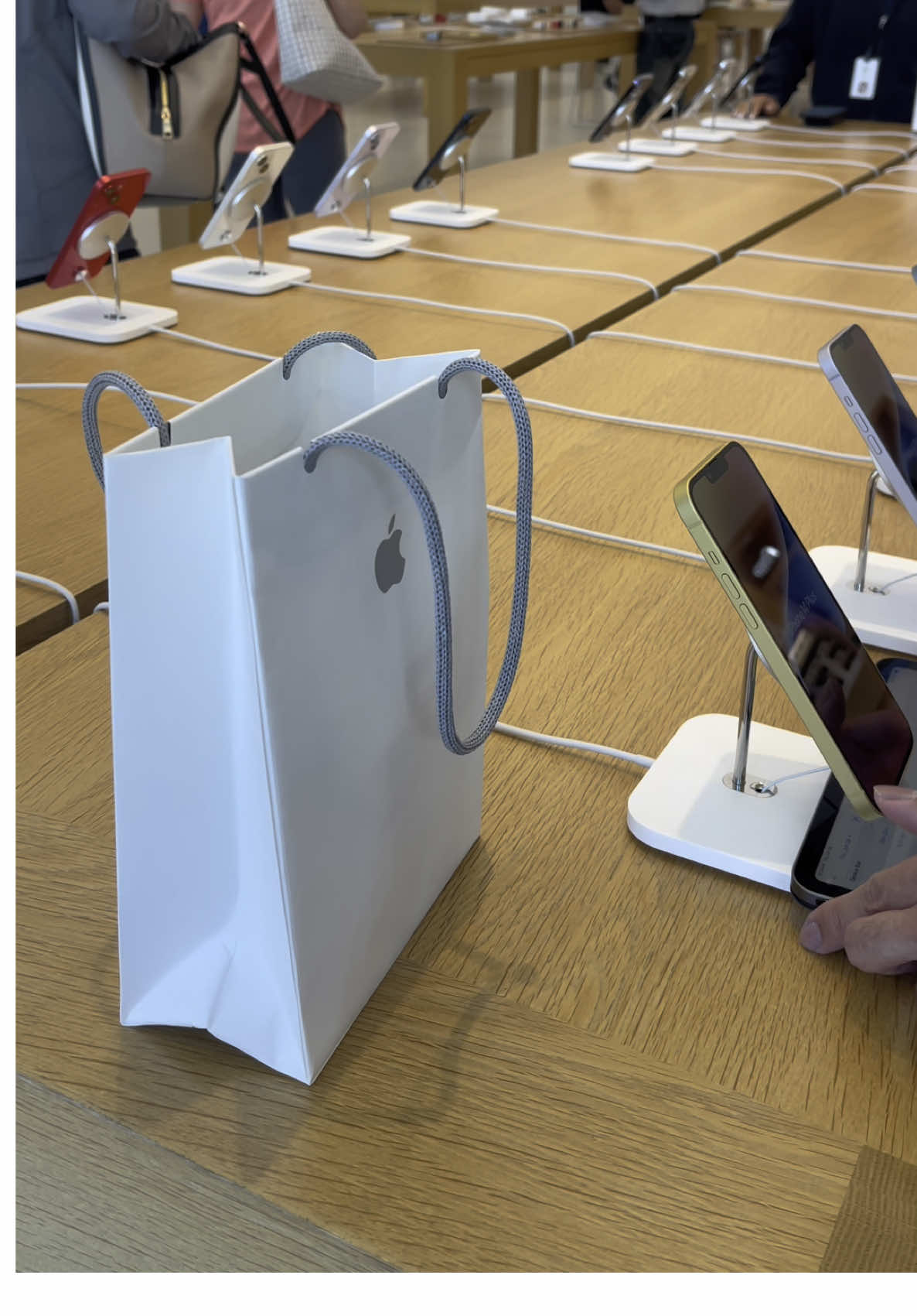 A post by @aiisha_g0lden6 on TikTok caption: #fypシ #apple #foryoupage 
