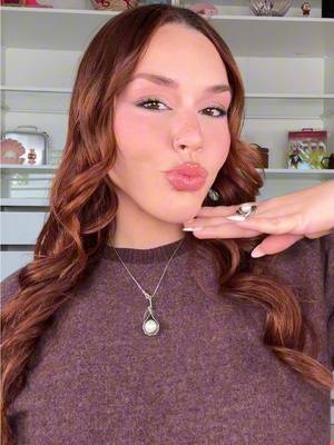 A post by @jesaaelys on TikTok caption: un smokey liner version: FACIL 😌✅  este look lo hice super rapido y se ve super limpio, fino y para cualquier ocasión ✨ creen que les salga? VOY A USTEDES! 🤍  productos: humectante - @Charlotte Tilbury  base - @DanessaMyricksBeauty  concealer - #danessamyricksbeauty  bronceador - @NARS Cosmetics  blush - #danessamyricksbeauty  polvo - @KimChi Chic Beauty  highlighter - @Diorbeauty  paleta de ojos - @makeupbymario  eyeliner - @Juvia’s Place  mascara - @tarte cosmetics  setting spray - @Huda Beauty  lip liner - @Laura Mercier  lip gloss/balm - @SHEGLAM  #makeup #maquillaje #tutorial #smokeyliner #easymakeup 