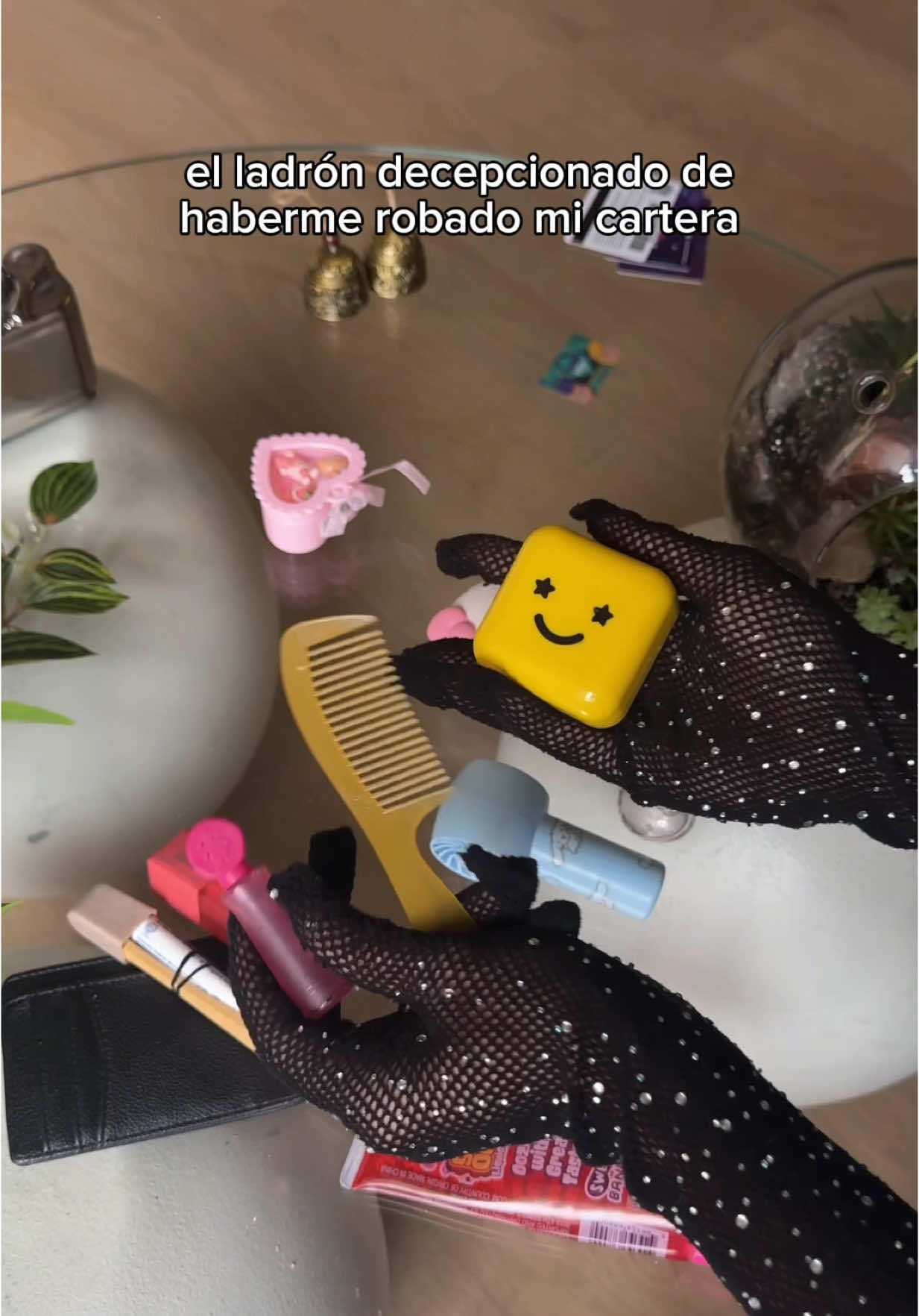 A post by @alebananaa on TikTok caption: Jajajajajajaja ya puede ir a reclamar los premios de las tarjetas de los videojuegos 😎