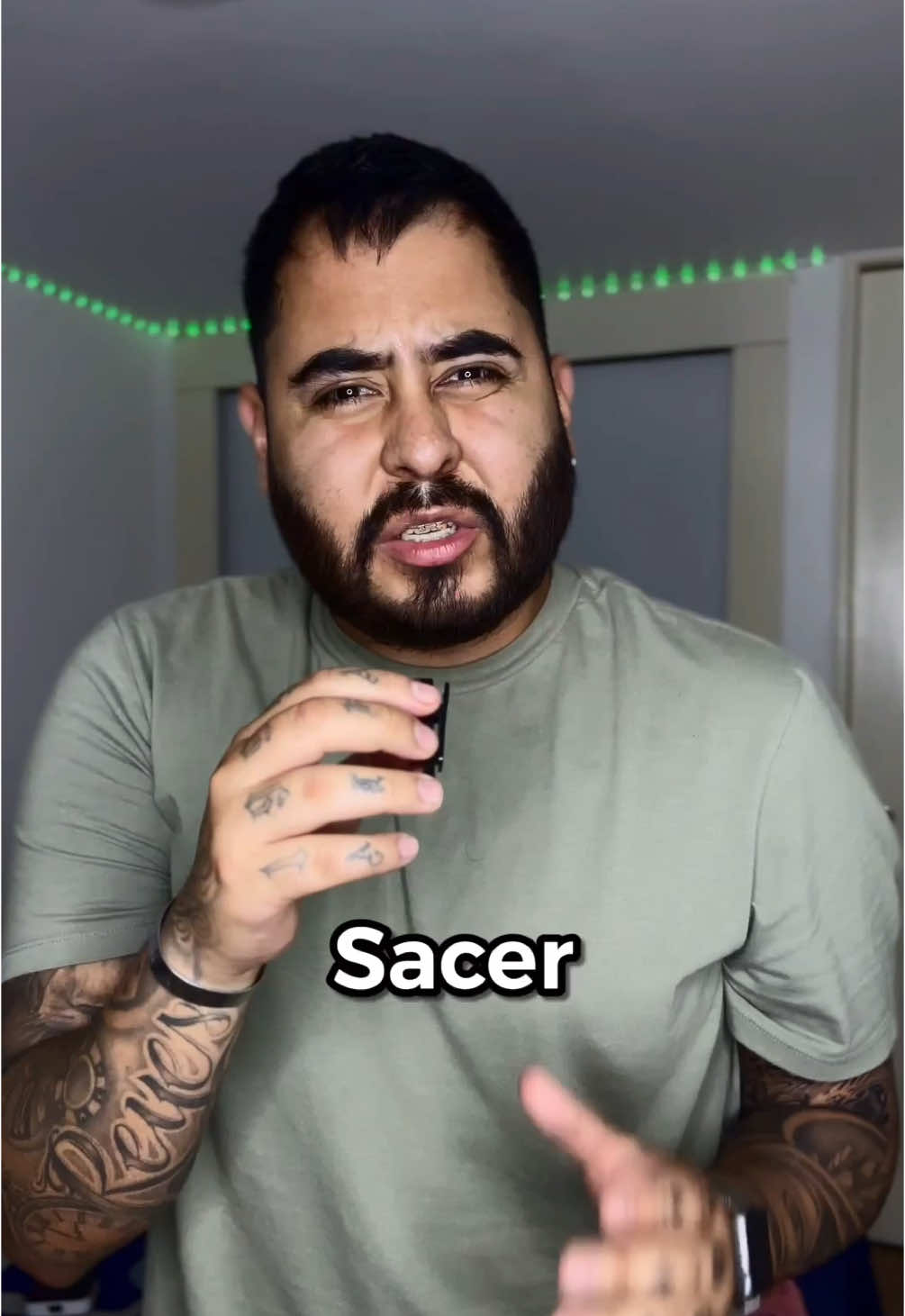 A post by @soydanielreyes on TikTok caption: @Sacer Cervantes ESTÁ EN PROBLEMAS, ¿QUÉ ESTARÁ PASANDO?