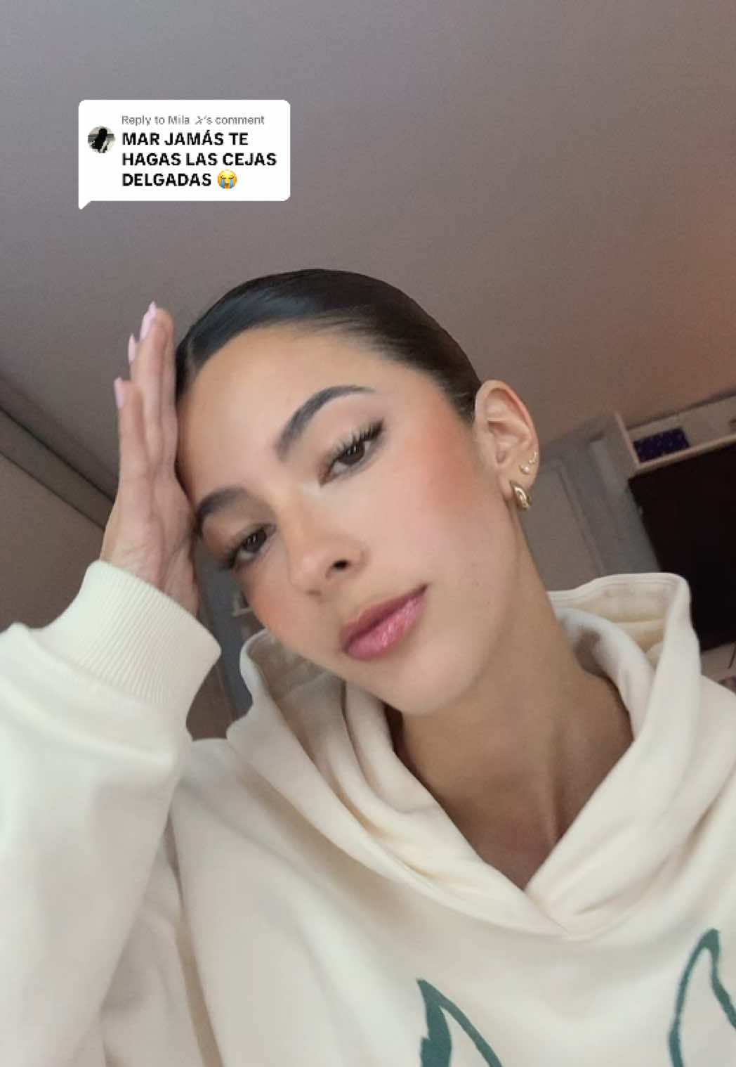 A post by @mariaacastaneda on TikTok caption: Replying to @Mila ✰ Es otra vibra pero me agrada 🤍 (AMO mis cejas gruesas no lo haré jajaja) 
