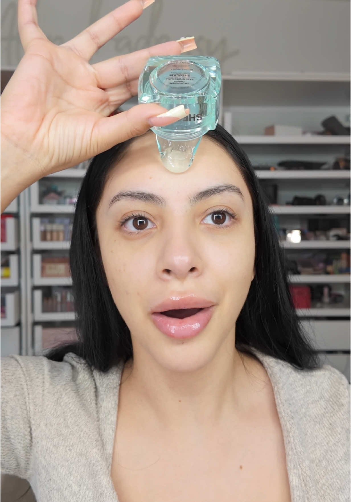 A post by @alondradessyyy on TikTok caption: SLIME primer?👀👀 this is interesting 🤔 from @SHEGLAM  #SHEGLAMHydroSlimePrimer #SHEGLAMSlimePrimer #sheglam  #alondradessy 
