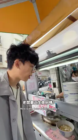A post by @kevin0204660 on TikTok caption: 加持一下 ep1 小碗肉羹飯只要 $55，學生時期靠它救過不少月底 📌 學姐涼麵 📍 台北市中山區大直街37-1號 有需要免費「加持一下」食物有料的歡迎來信或私訊📨 Kevin0204660@gmail.com #酷炫老師 #加持一下  #學姐涼麵 #大直美食 #肉羹飯 