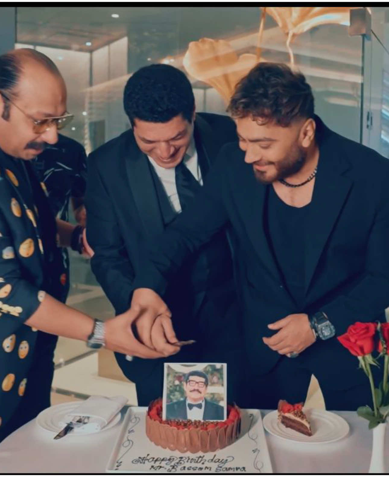 A post by @tamerhosny on TikTok caption: باسم سمرة مش بيقطع تورتة عيد ميلاده ده بيقتل التورتة 🤣 السلاح يطول يا عم باسم ده عيد ميلادك مش عيد ميلاد عيسى الوزان 🤣🫶  #تامر_حسني #tamerhosny #فيلم_ريستارت 