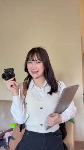 A post by @ on TikTok caption: #ອາລິສາເດີ້❤️🤗 #xanhSM #xanhSMTaxi #afriendyourtrust #ແທັກຊີລາວ #ລົດແທັກຊີ 