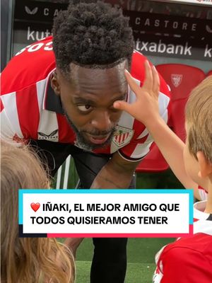 A post by @athleticclub on TikTok caption: ❤️ El mejor amigo que todos quisiéramos tener Iñaki, les tienes que enseñar tus habilidades con el chicle a la próxima🤣 #athleticclub #iñakiwilliams #demarcos #sanmames #athletibarça #fcbarcelona #tiktokfootballacademy #viral 