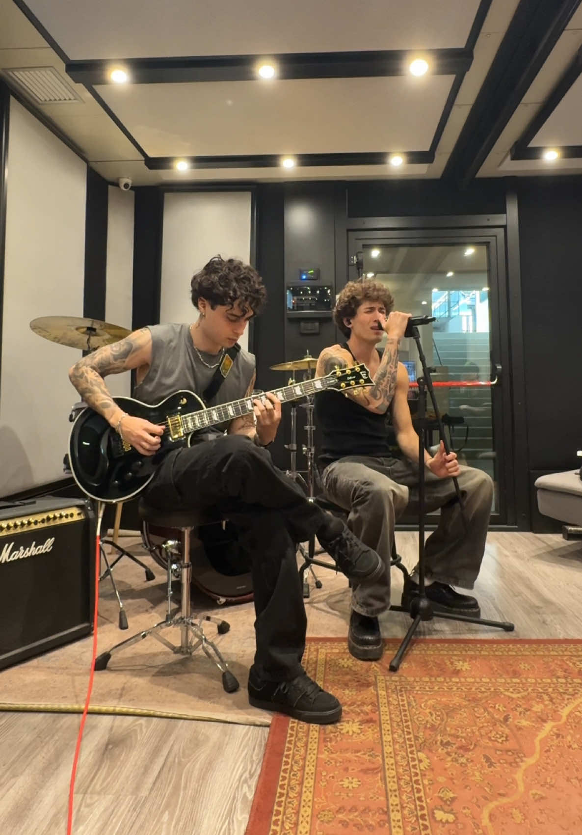 A post by @diegolazzari on TikTok caption: Chitarrista trovato. @zilla🦖 🫶🏻