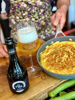 A post by @chefmaxmariola on TikTok caption: 🥚🧀 Oggi gli amici celiaci saranno felici. Vi faccio una frittata con verdure e formaggio! Bella calda, croccantina fuori e filante dentro. Ci ho accompagnato ‘na birra che ce sta proprio bene: Isabella de Birra Flea, senza glutine, profumata e fresca...ce se infila precisa, senza coprì niente, e te pulisce pure la bocca che è ‘na bellezza 🍺 👉 Ma ditemelo voi: con che piatto ve la sparereste ‘sta birra? O ve la bevete da sola, bella fresca? #chefmaxmariola #thesoundoflove #maxmariolacucinapervoi #birraflea #adv