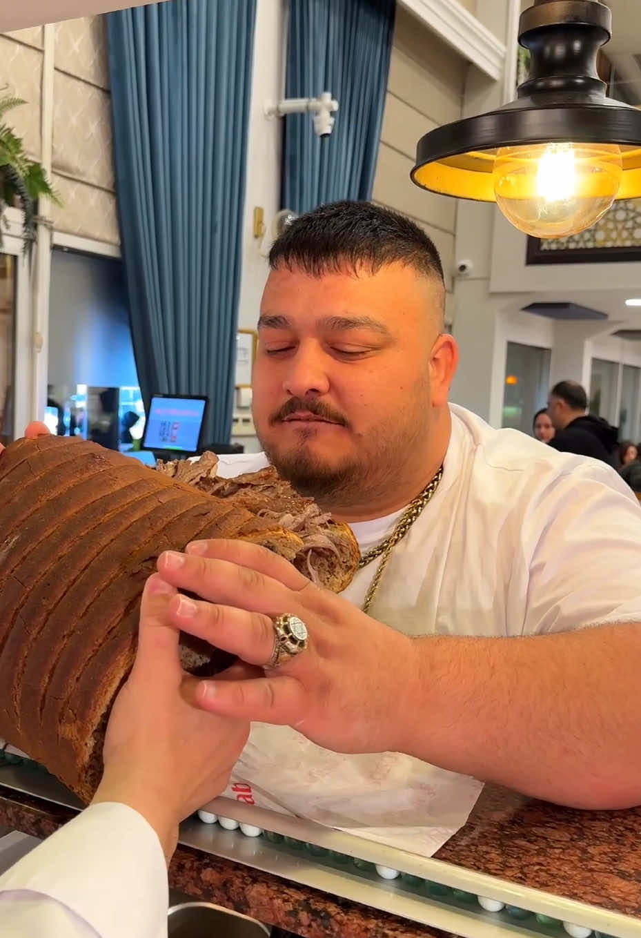 A post by @himmetpolatt on TikTok caption: Yasin cengiz ve döner ekmek.😂😍. . . . . . . . #yesyesyes #dopdopdop #yasincengiz #yasincengiz38 @Agababadoner #tombikdöner #yemek #food #foods #yemekvideoları #ağababadöner #ekmek #komedikocak @YasinCengiz 