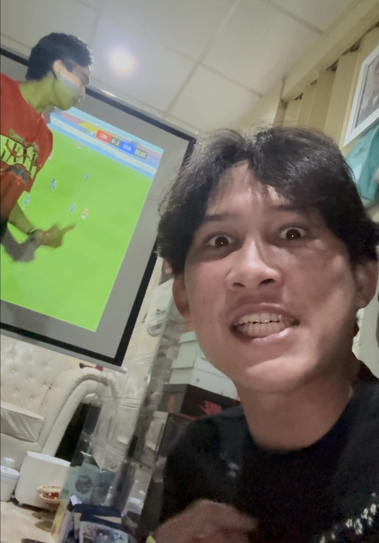 A post by @jjuedjang on TikTok caption: คือมึงเป็นอะไรวะ !! #จืดจาง #วัยรุ่นคํามี #แมนยู 