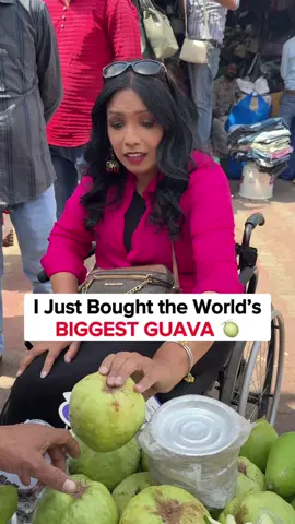 A post by @theofficialgeet on TikTok caption: Duniya ka sabse bada amrud sabse mehenge me khareeda 💰 Guess karo ye bada amrud kitne ka khareeda? 🥰 🔥 Kabhi itna bada amrud dekha hai? . Join Me to Spread Happiness 👉🏼 @theofficialgeet 🥰 . . #theofficialgeet #lovegeet #humanity #randomactsofkindness #surprise #trending #worldsmostexpensive #amrud #guava #tiktokpartner 