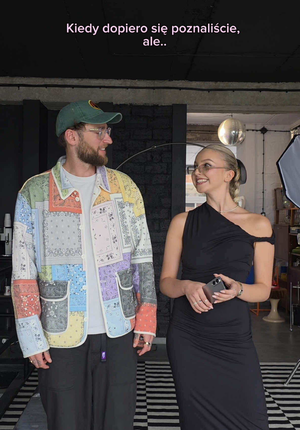A post by @ on TikTok caption: Które zdjęcie podoba Wam się najbardziej? 🪐🥰 To był super duet! Polubiliśmy się z Kamilem, jak i z nowym #GalaxyS25 Edge! 💫 Testowaliście go już? 😏 #TeamGalaxy 