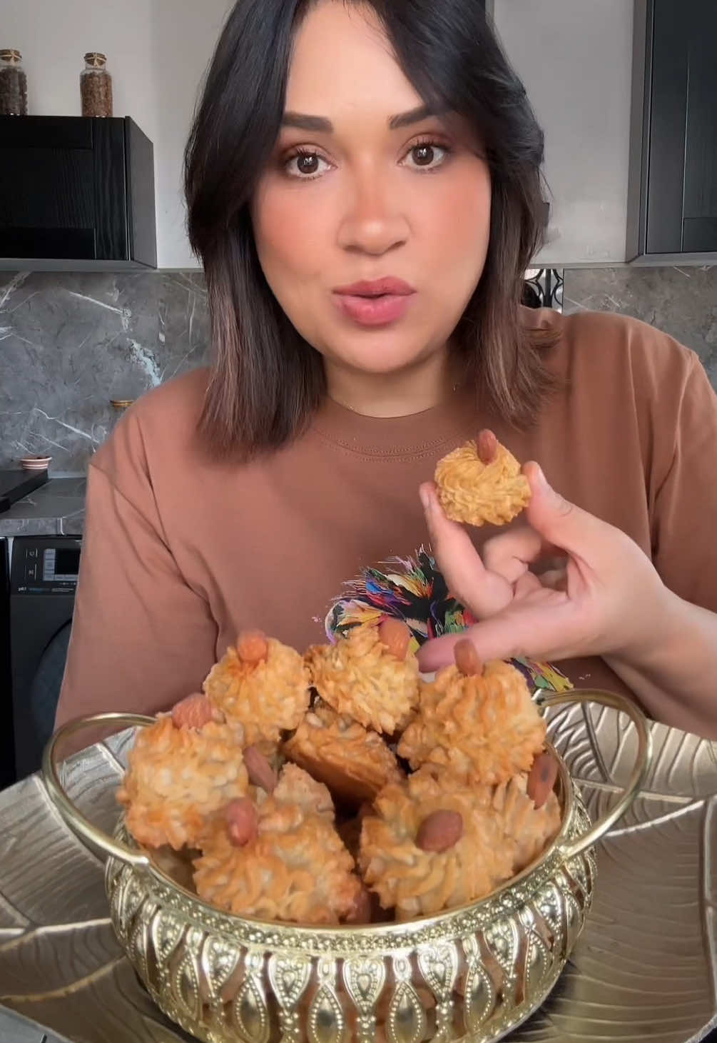 A post by @majda.berrada on TikTok caption: بتي فور باللوز  recette petit four amandes ##بتي_فور_العيد##لوز##حلويات##حلويات_العيد