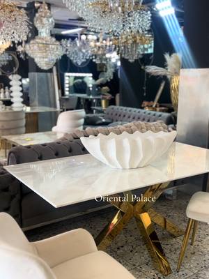 A post by @deko_moebel_kronleuchter on TikTok caption: #muschel #muschelbett #orientalpalaceofficial♥️ #chestercouch #orientalpalaceessen♥️ #höchstequalität #bestepreisebeiramadan #spiegel #chesterfield #alhamdulillah❤️ #mirror #esstisch #edelstahl #möbeldekor 