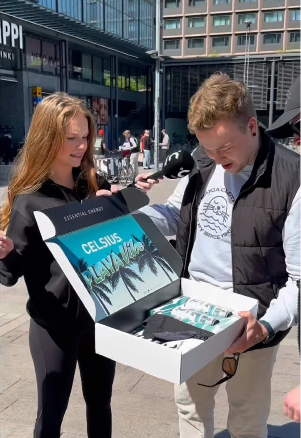 A post by @celsiussuomi on TikTok caption: Kannattaa ottaa tili haltuun! 😉 Ja ootko muuten jo bongannu meidän mainoksia ympäri Helsinkiä? #celsiussuomi #essentialenergy #CELSIUSLiveFit @Linnea | IG: linnealeino @Nea 