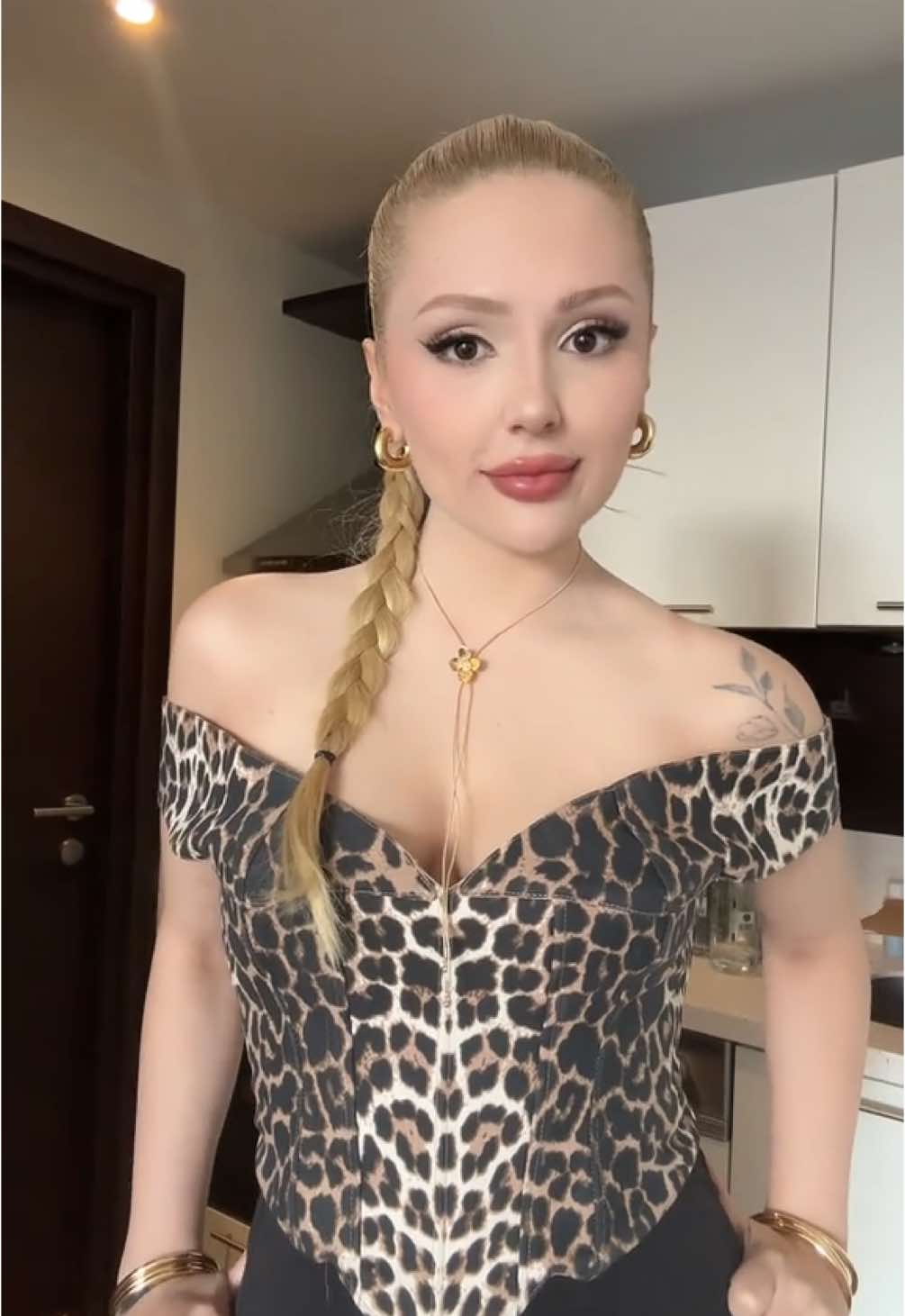 A post by @aybukeyim on TikTok caption: bunun modayla ne alakası var bebeğim (tek başına korseyi bağlayamıyom) djfjjsfjskdjdh
