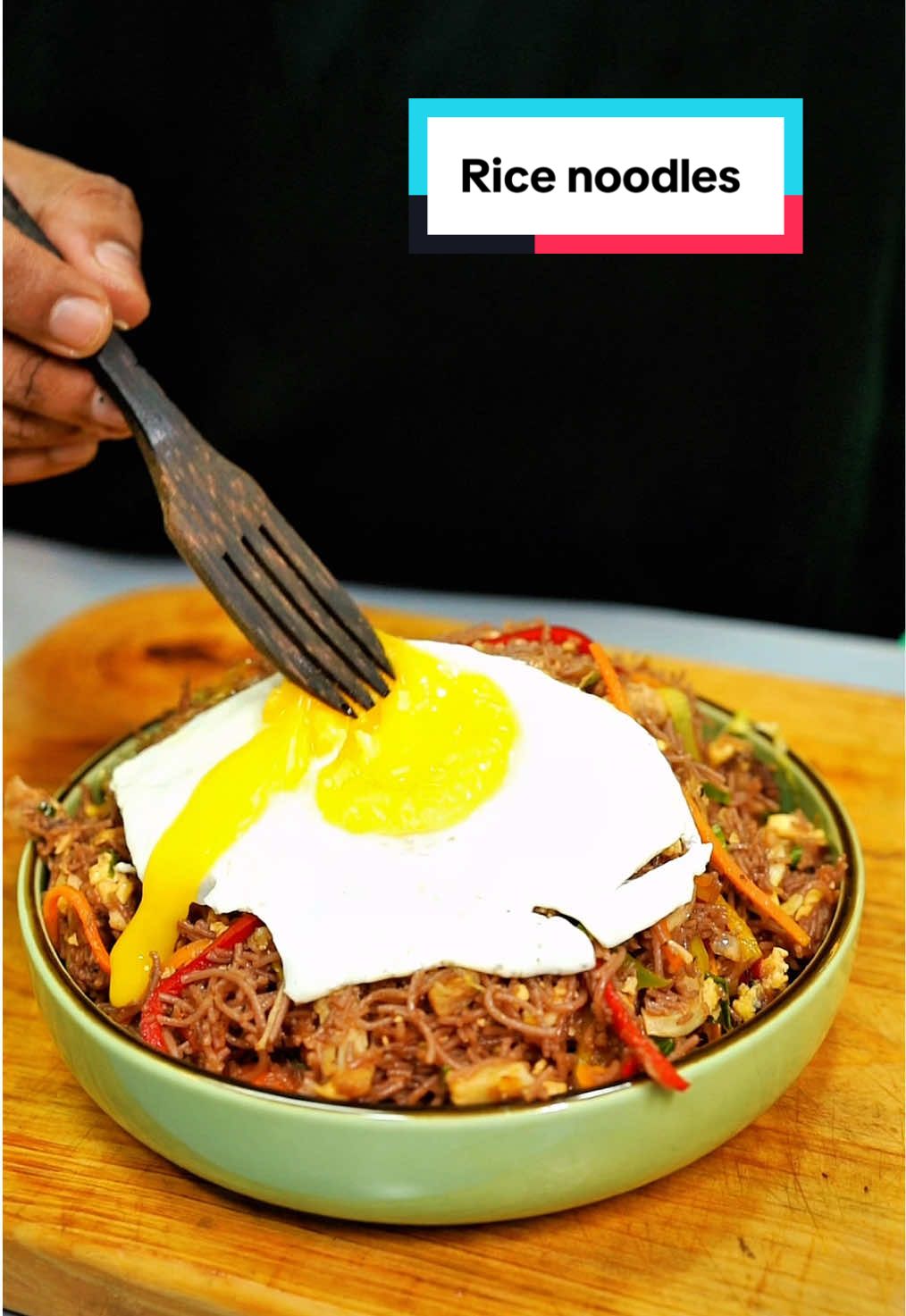 A post by @dinux_kitchen on TikTok caption: Fried Rice Noodles Recipe 🍜 🇮🇩 #whattocook #wheretoeat #tiktokvlog #dinuxkitchen 