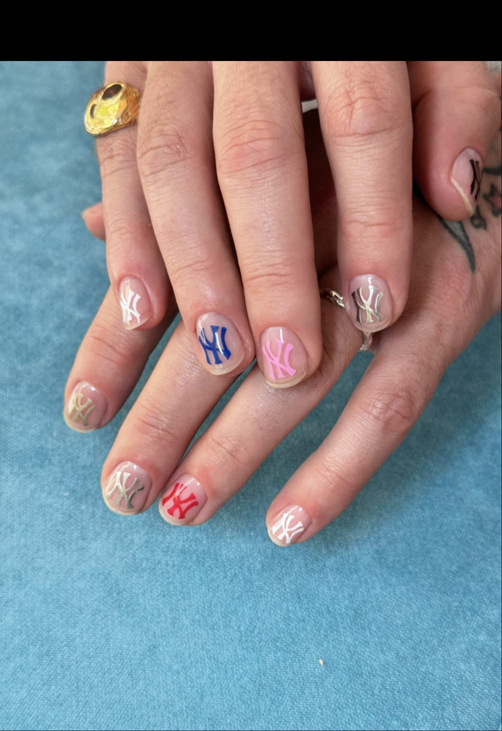 A post by @spacemunarriz on TikTok caption: llevaba meses esperando que abriera @Mao Pao solo para hacerme estas uñas de los @Yankees 💅🏼⚾️ #nailsart #nailart #nails #yankees