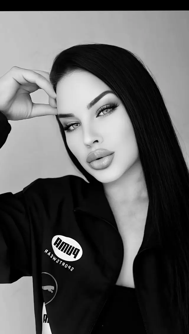 A post by @ionela.florinela on TikTok caption: #foryou#🤭🖤 