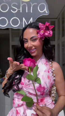 A post by @booshraoff on TikTok caption: 🌸Code Promo: VTbooshraoff    #VacayTrends #SHEINtrends #SHEINforAll @SHEIN @SHEIN France  🌸🌸🌸🌸🌸🌸🌸🌸🌸  /PUBLICITÉ Tape ces boutiques dans la barre de recherche pour retrouver les articles : • Enchnt (robes rose & jaune) • Cuccoo (talons rose & blanc) • Glamine (robe bleue) • Ella Grace (sac paille perles)