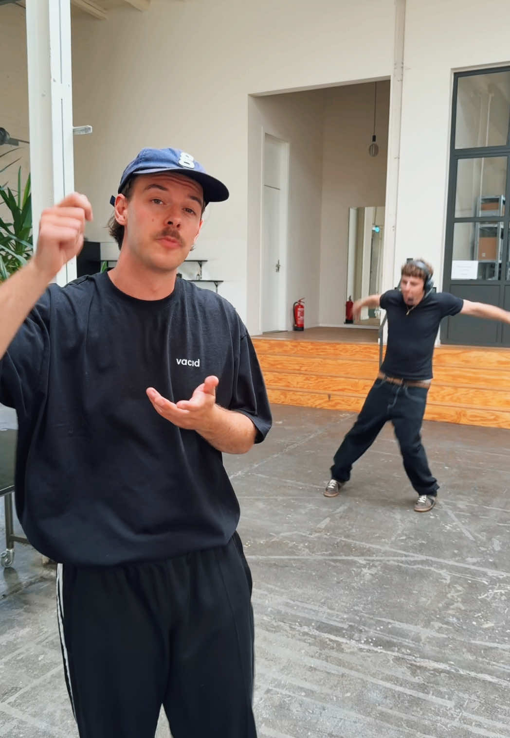 A post by @aditotoro on TikTok caption: was passiert hier @Ski Aggu @freddisson 