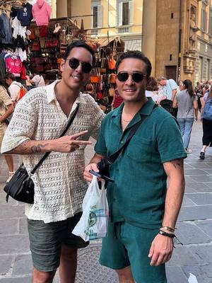 A post by @untalfredo on TikTok caption: Me encontré a #ChuckBass en Italia ❤️ (su ahora esposa dijo que no quería salir en la foto, no me funen) #gossipgirlhere #gossipgirl 