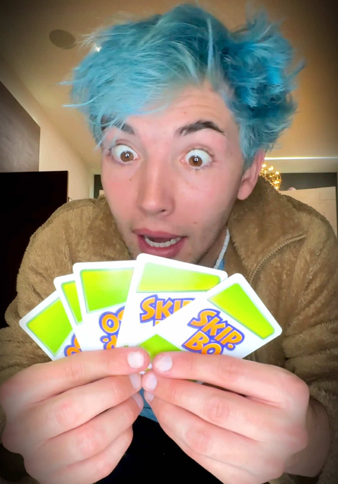 A post by @mariano_razo on TikTok caption: ¡Skip-Bo es demasiado adictivo! 😍 Perfecto para esas tardes con amigos y pasar horas divertidas con muchas risas! 🎲🔥 #Publicidad  #Mattel