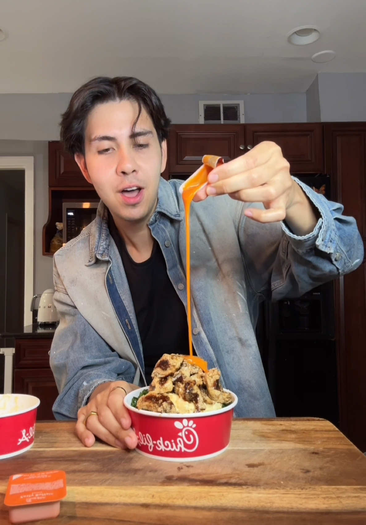 A post by @benjixavier on TikTok caption: Some days you just need a quick meal while out and about.. so here’s a better option from Chick-fil-A 👇🍗 ✨ 12-count grilled nuggets — 200 cal | 38g protein 🧀 Small mac & cheese — 270 cal | 12g protein 🥬 Kale crunch salad — 170 cal | 4g protein 💧 Drink: @Waterboy  Tasty, satisfying, and still on track 🔥🙌  #waterboypartner 