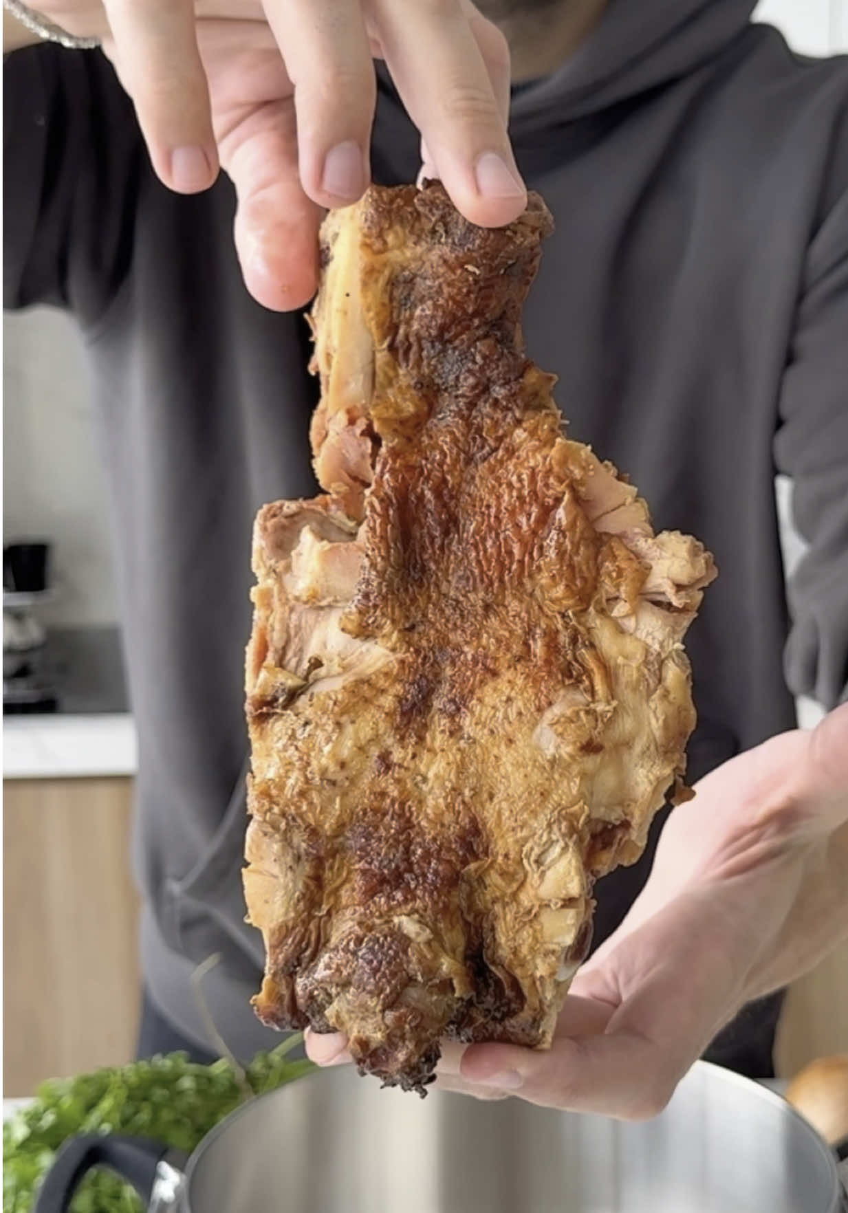 A post by @lasrecetasdesimon on TikTok caption: FONDO DE AVE/CALDO DE POLLO: Ideal para aprovechar esos huesos que te sobraron del asado! 🫶 • Esto es algo que suelo hacer siempre que me sobra algún huesito o algo de los asados. Sea con carne o con pollo, siempre los aprovecho para hacer un buen caldo lleno de sabor. Esto después lo agrego en el agua para hervir pechugas, en un risotto, en unas pastas, salsas, realmente tiene infinidad de usos…  Aparte en el freezer te dura un montón, más de 4/6 meses, así que tenes calditos para rato 😂 • 𝕀𝕟𝕘𝕣𝕖𝕕𝕚𝕖𝕟𝕥𝕖𝕤: • Carcaza de Pollo Asada aprox 500gr (sea a la parrilla, o tranquilamente al horno!) Recomiendo que la doren bien una vez que esté sin la carne para potenciar su sabor 😉  Y en caso de no tener carcaza, lo pueden hacer con los huesos resultantes de la pata, el muslo, todo… o tranquilamente con huesos de res también!  • 1 Zanahoria 🥕  • 1 Cebolla 🧅  • 1 Tallo de Apio  • 1 Puñadito de Perejil 🌿 (o algunas hierbas que te gusten) • 2lt de Agua Fría (vamos desde frío para así extraer todos los sabores de los huesos y las verduras) 💦  • 1cda Grande de Pimienta Negra en Grano y Sal Gruesa 🧂  • Ponemos a fuego máximo hasta que hierve y después bajamos el fuego y dejamos 1:30hs para concentrar bien todos los sabores. Colamos. Después dejamos enfriar un ratito a temperatura ambiente y retiramos las impurezas de la superficie. Luego mandamos a la heladera toda la noche y al día siguiente sacamos la grasita que le queda arriba. Mandamos en cubeteras al freezer y dejamos que solidifique. Ahí después ya lo agregas a cualquier comida directamente o lo podes derretir en el microondas en un toquecito antes de sumar en cualquier preparación, como quieras 👏🏻 • #caldo #pollo #leftovers 