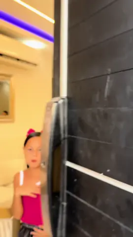 A post by @florezlinis1 on TikTok caption: Mujer engreída rechaza a una humilde mujer por su apariencia 