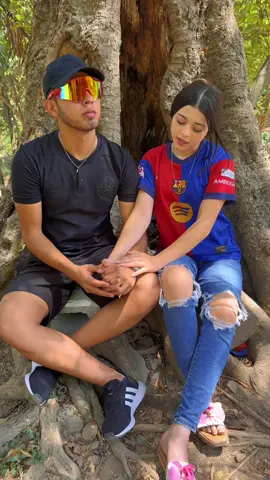 A post by @josuecardona44 on TikTok caption: La flaca es feliz como la mira el novio 🥺😂#parati#humor#comedia#josuecardona44#videogracioso @Lester Aguilar “19)🤩🫶🏼⚔️🖤 muchas gracias por tanto apollo mi gente bella bendiciones 🥺🙏🏻