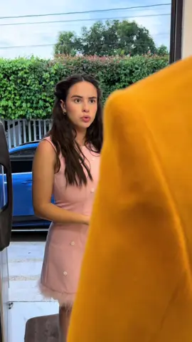 A post by @florezlinis1 on TikTok caption: Mujer engreída humilla a una humilde señora por su apariencia