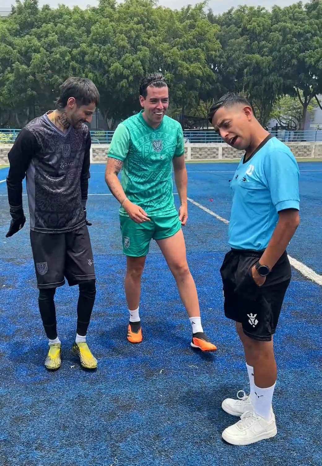 A post by @miguelbeas_9 on TikTok caption: Nos desconectamos poquito con el Chanclas 🤷🏻‍♂️😂 @ValdaaSantos @El juanpis #comedia #parati 