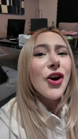 A post by @odalysanddafnne on TikTok caption: Con quien se va chloe?😝