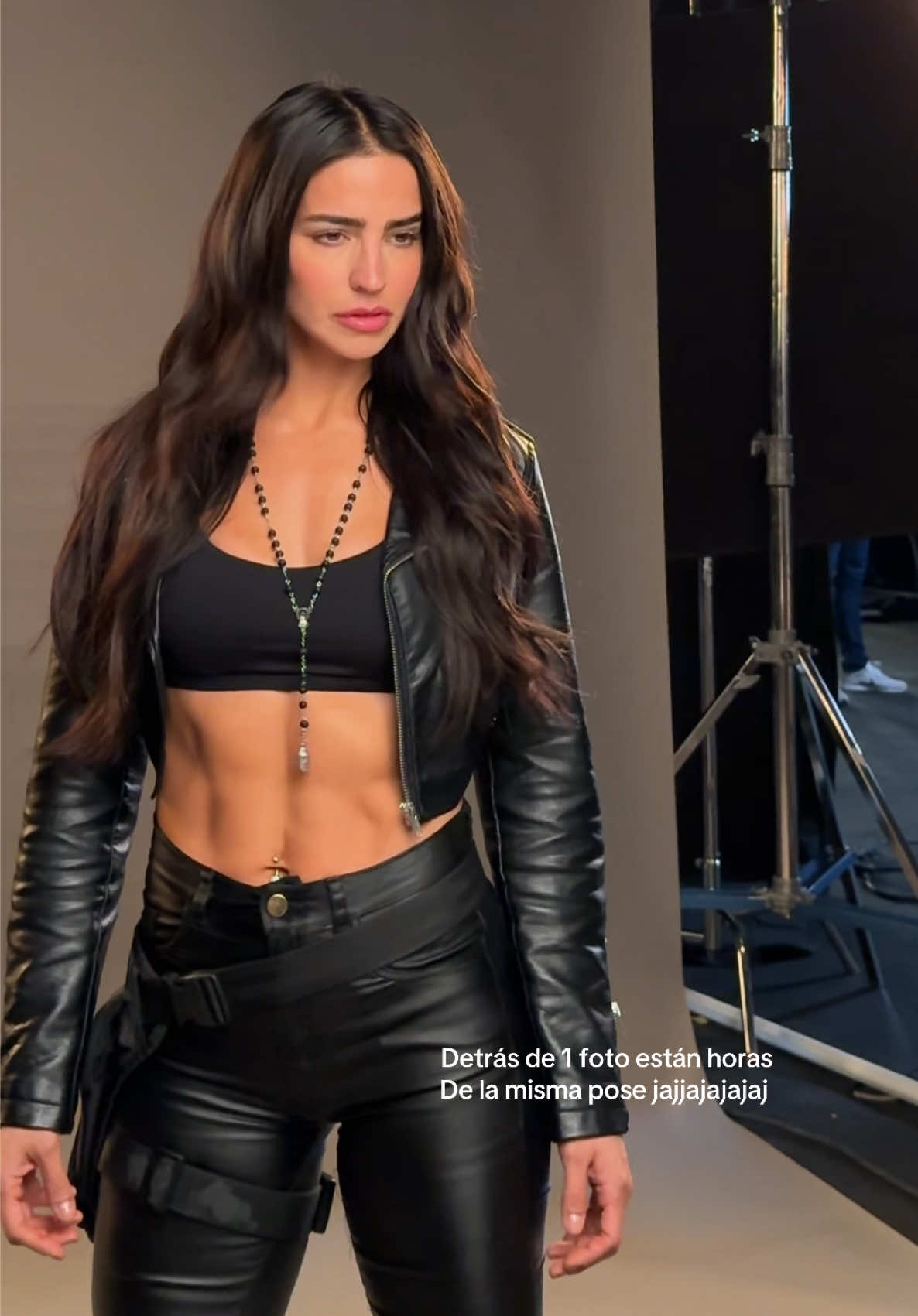 A post by @barbara_deregil212 on TikTok caption: 18 de junio -> Gran estreno x Netflix #rosariotijeras #barbaraderegil #netflixseries 