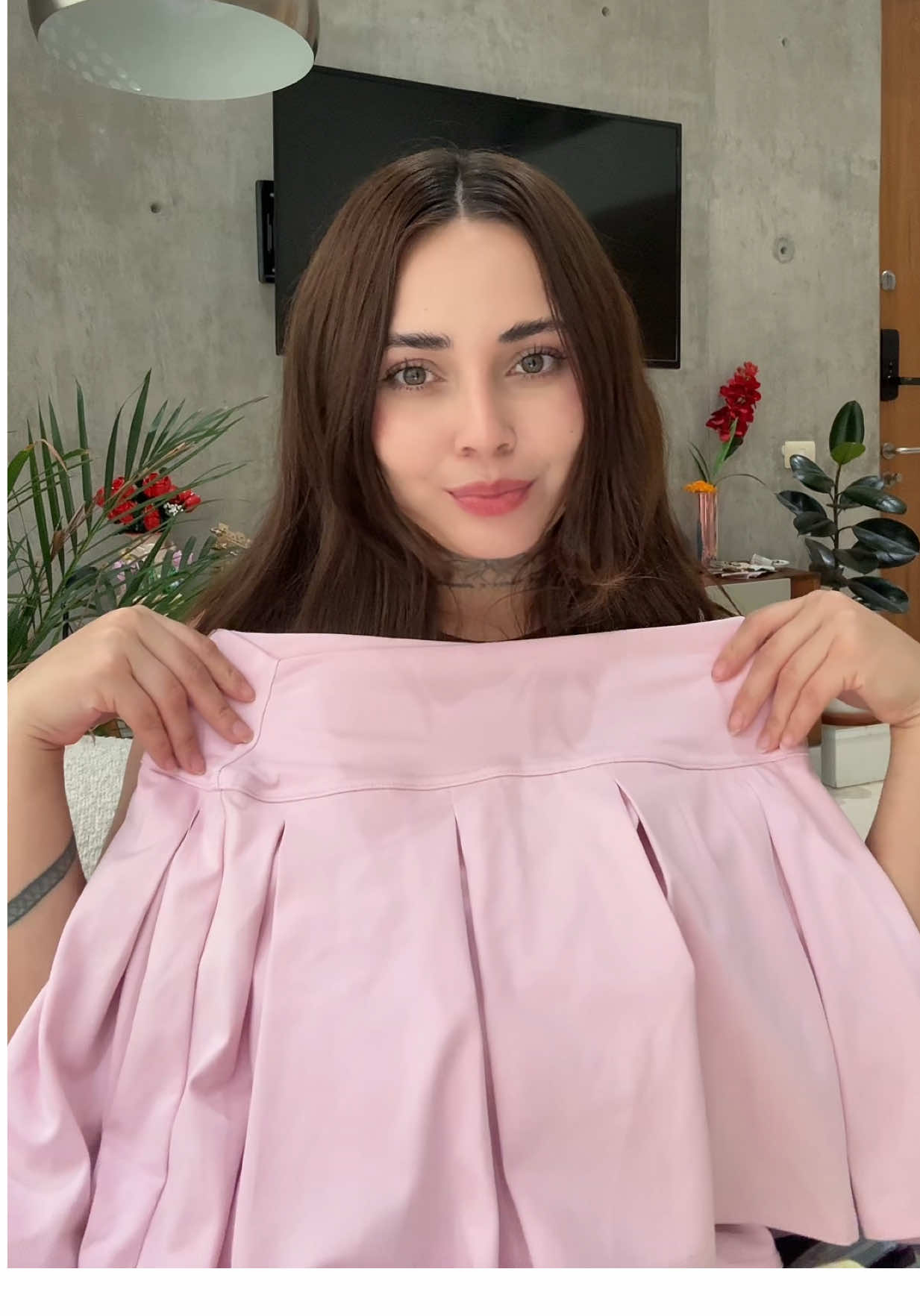 A post by @mariankrawstor on TikTok caption: perdonen mi pelo me agarró la lluvia | haul de hollister 🫶🏻