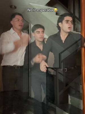 A post by @aaronmercury on TikTok caption: Por qué me morí en esa posición 😭😭😭 #humor ib@Telles 