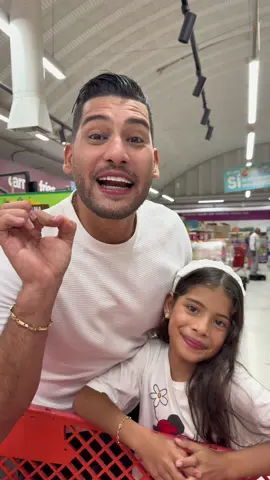 A post by @florezlinis1 on TikTok caption: Con amor le regalamos un mercado a una seguidora que nos envió una carta😍