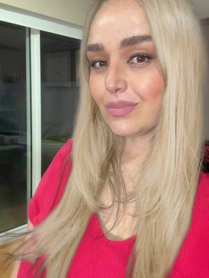 A post by @monicamakaco on TikTok caption: Yo después de verme con el filtro de sirena considerando la opción… así como Shakira conquistó el mundo cuando se hizo güera 😳🤣😱🤭