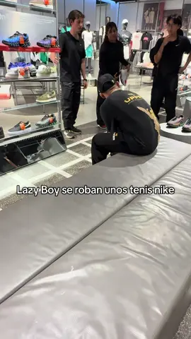 A post by @lazyboyufc on TikTok caption: Perdonen mi demencia es que no tengo paciencia por estrenar las cosas!!😂 #boxing #mma #ufc #kickboxing #mexico #muaythai #boxingtraining #fight #training #traningmotivation #lazyboy #boxeo #martialarts #workout #boxinglife #fighter #motivation #wrestling #sport #caneloalvares #karate #boxer #boxingworkout #sports #champion #knockout #vivamexico #fighting 