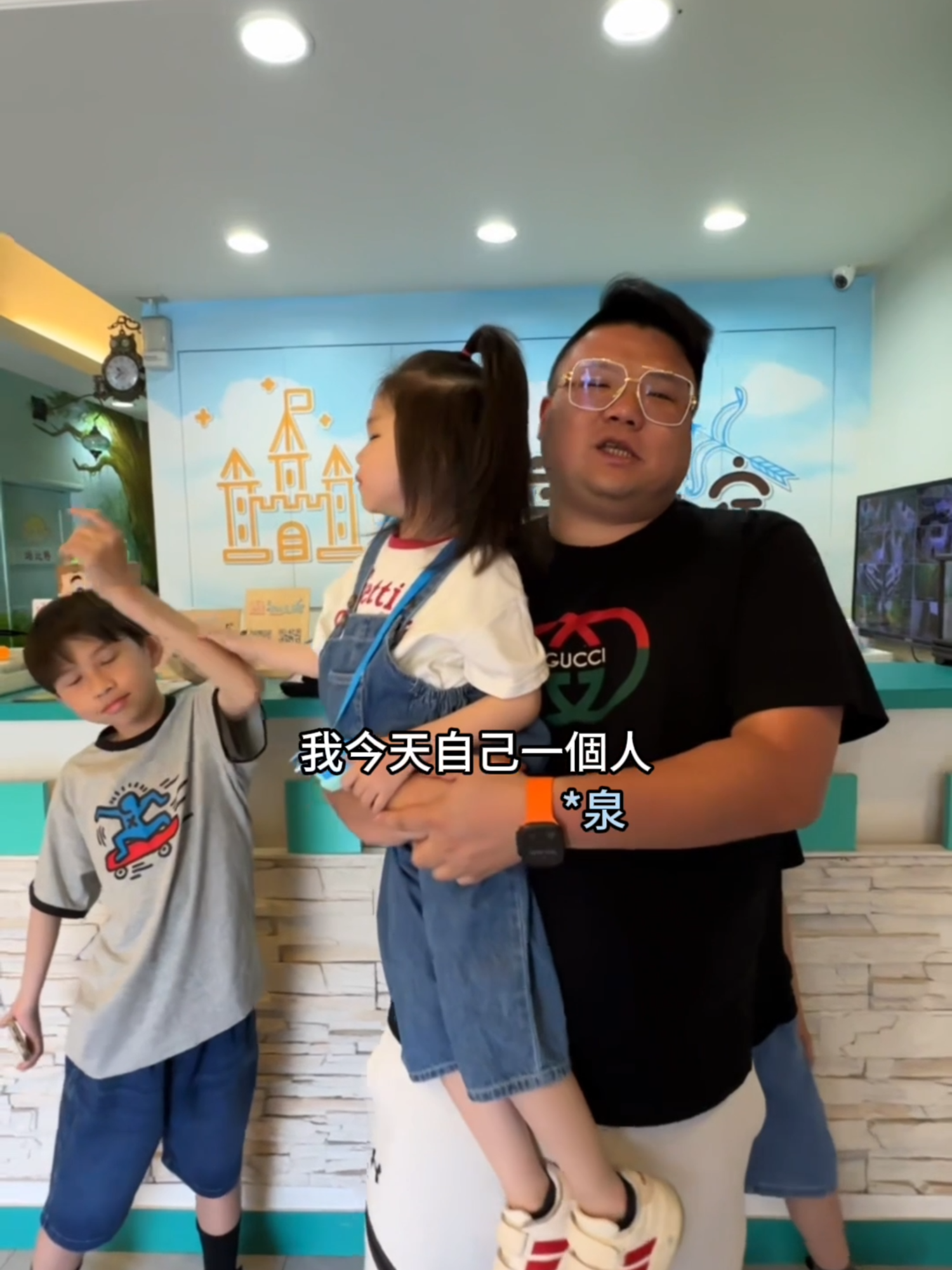 A post by @lloydlin999 on TikTok caption: 單親爸爸帶小孩來玩 #快樂阿隆 #小琉球 #小琉球民宿推薦 #古拉克民宿