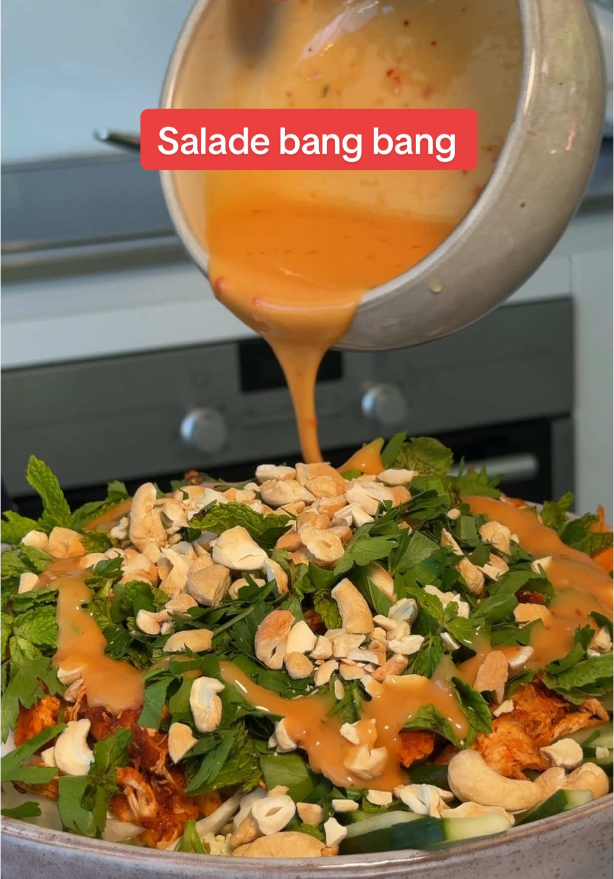 A post by @_toscanelucas on TikTok caption: Babe veut une salade Bang Bang 🥗🌶️🍗 Ingrédients : * 2 blancs de poulet * 1 c.à.s de paprika * 1 c.à.s d'ail en poudre * 2 c.à.s de sauce soja * 1 c.à.s de sucre roux * 2 c.à.s d'huile d'olive * Poivre noir * 1 nid de vermicelles de riz * 1/4 de chou rouge * 1/4 de chou blanc * 2 petites carottes (ou 1 grosse) * 1 concombre * 2 cébettes (ciboules) * 1 piment rouge * 3 c.à.s de mayonnaise * 1 c.à.s de sauce aigre-douce pimentée * 1 c.à.s de sauce soja * Le jus d'1/2 citron vert * 1 c.à.s d'huile de sésame * 1 c.à.s de miel * Quelques feuilles de menthe fraîche * Quelques brins de coriandre fraîche * 2 c.à.s de cacahuètes grillées concassées Préparation : 1. Tranchez les blancs de poulet en lamelles épaisses. Dans un bol, mélangez le paprika, l'ail en poudre, la sauce soja, le sucre roux, le poivre et l'huile d'olive. Faites mariner le poulet 15-30 minutes. 2. Dans une poêle bien chaude, faites revenir le poulet mariné 6-8 minutes jusqu'à ce qu'il soit bien doré et cuit. Effilochez-le à la fourchette et réservez. 3.  Faites tremper les vermicelles de riz dans de l'eau froide. Égouttez et réservez. 4. Émincez finement les choux rouge et blanc, râpez les carottes en julienne, coupez le concombre en bâtonnets fins. Émincez le piment et les cébettes. 5. Dans un bol, mélangez la mayonnaise, la sauce aigre-douce, la sauce soja, le jus de citron vert, l'huile de sésame et le miel. 6. Dans un grand saladier, disposez les vermicelles en base, puis ajoutez les légumes, le piment, le poulet effiloché, les herbes fraîches et terminez par les cacahuètes concassées. 7. Versez la sauce Bang Bang sur la salade, mélangez délicatement et réservez au frais 30 minutes avant de servir.