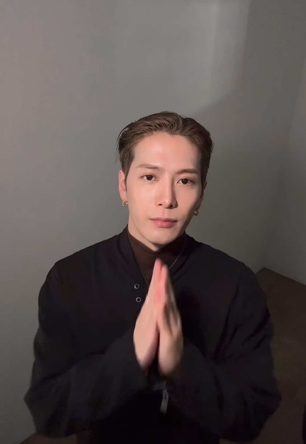 A post by @jacksonwang on TikTok caption: Tune in to @88rising TikTok on May 29, 7PM PT to catch me live!  Get notified at  👇 https://vt.tiktok.com/ZMSFwhdnG/  #JACKSONWANG #MAGICMAN2 #TikTokExclusive