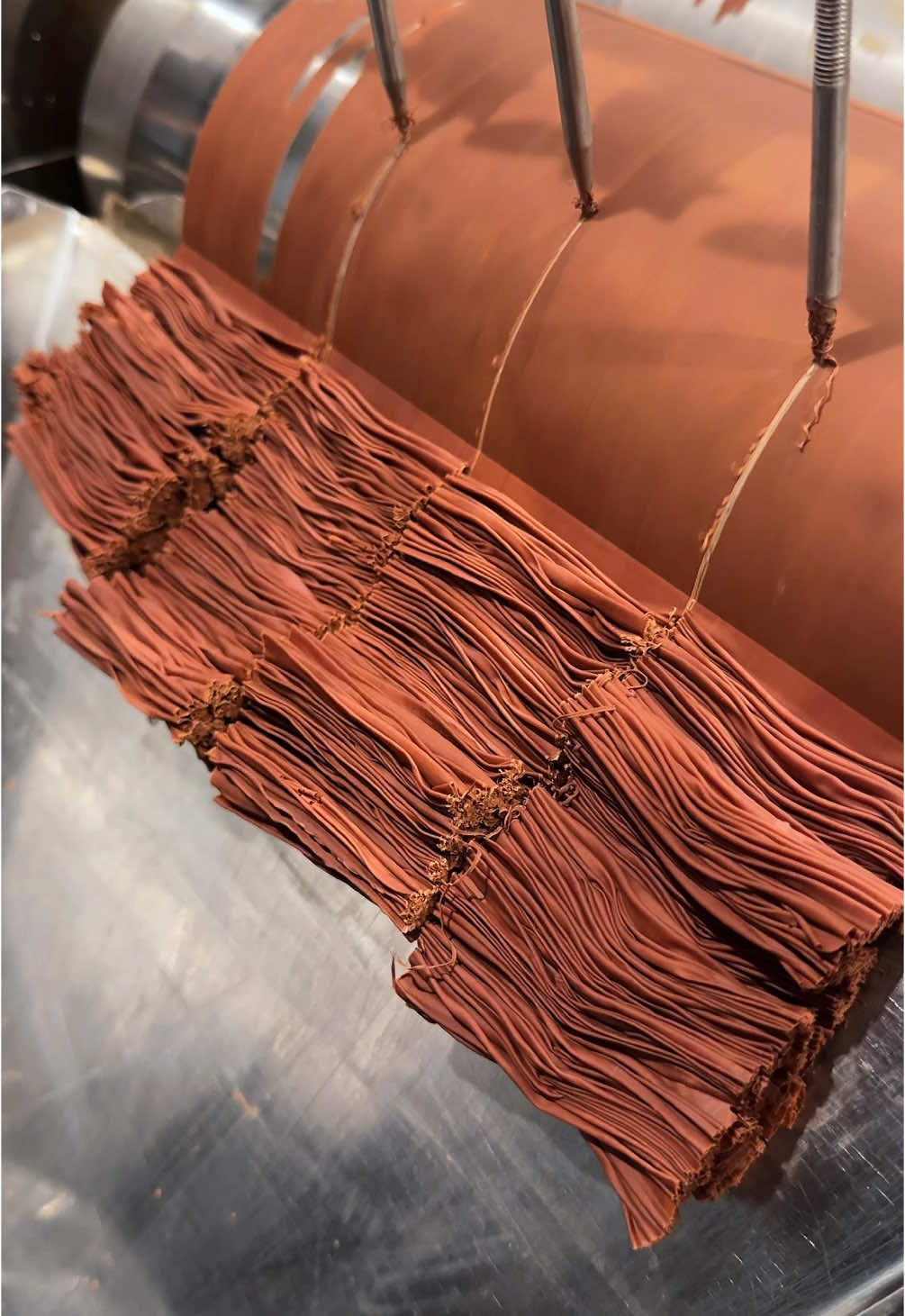 A post by @joker_gourmet on TikTok caption: 世界最薄0.03mmの新感覚チョコレート🍫 【MATTE Bottega del Cioccolato】 ◎各種 480-580円 世界最薄0.03mmのチョコレート『CORTECCIA』が食べられるチョコレート菓子専門店🍫 世界一つの特注機械とスイーツ界の巨匠によって生み出されるオリジナルチョコレートは口に入れた瞬間にカカオの香りが鼻に突き抜けます！ 薄く折り重なったチョコレートの層は今までに無い口溶けでここでしか味わえないサクサク食感🤤 #東京グルメ #東京ランチ #japanesefood #tiktokfood 