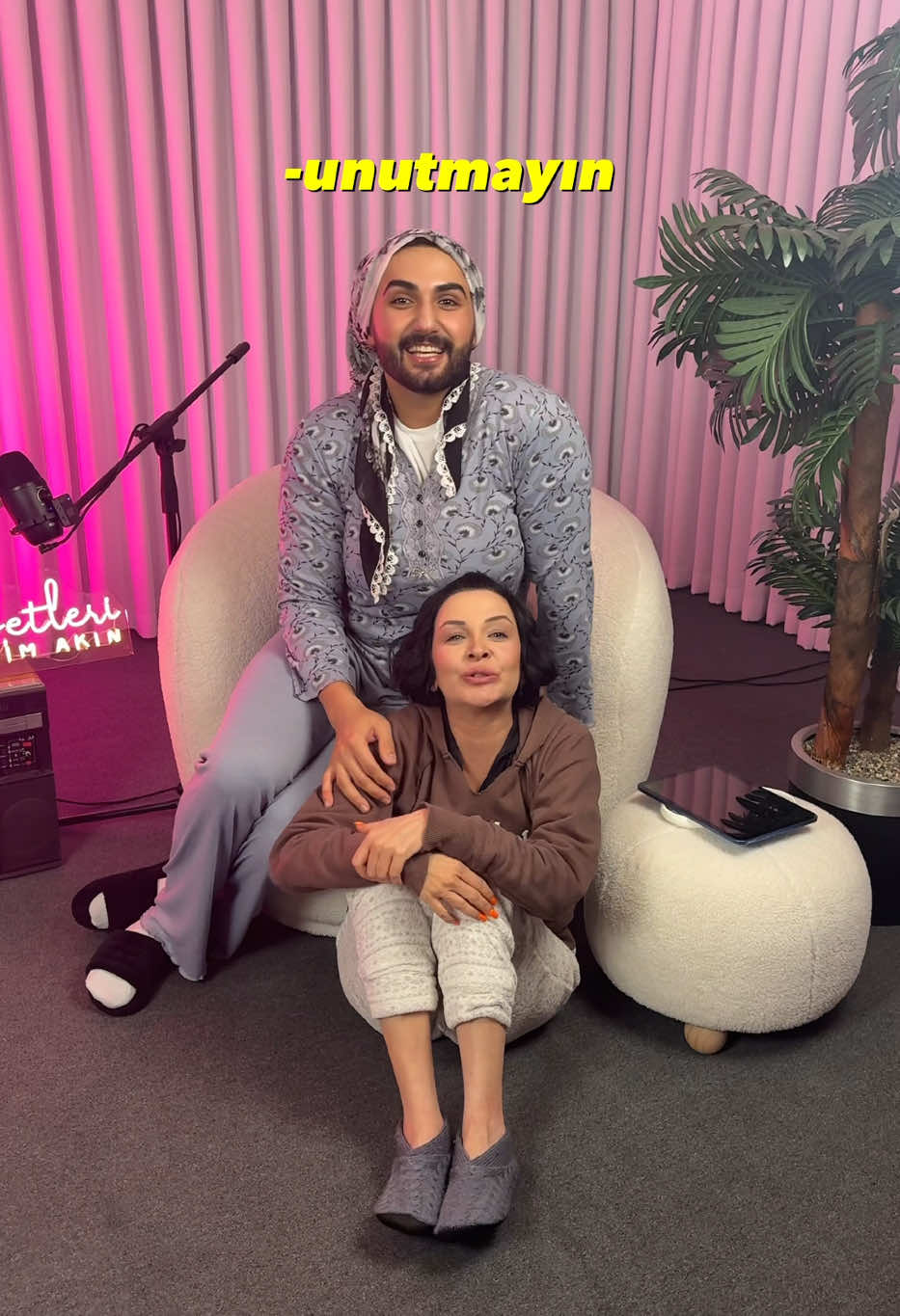 A post by @mertsaric on TikTok caption: Çok eğlendik 😂😂pazartesi Evrim’in kanalında yayında 🌹🌹 @evrimakın 